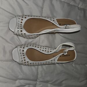 Women's Size 8 White Audrey Brooke Wedge Sandals